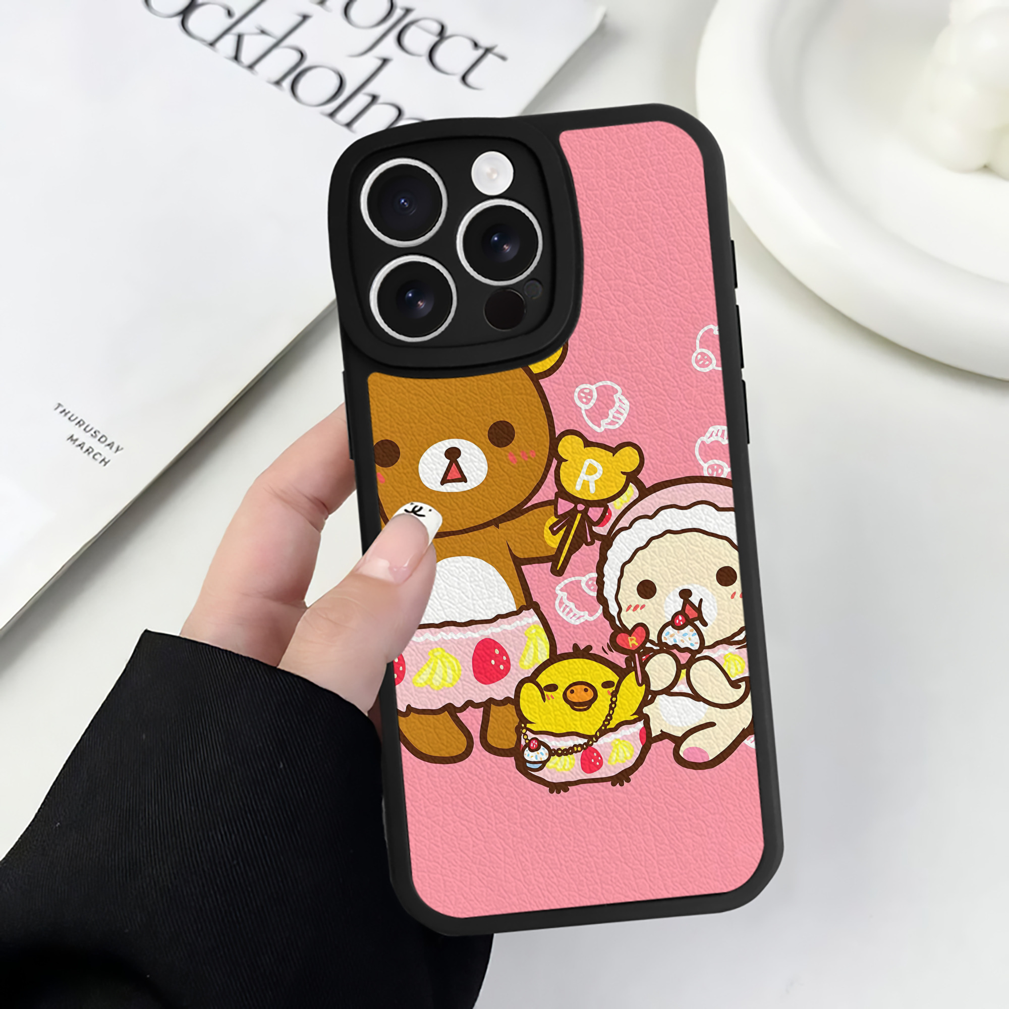 （画像用） リラックマ リラックマ キイロイトリ Rilakkuma Korilakkuma Kiiroitori 【iPhone 16シリーズ対応】シリコンスマホケース（レザー調） 材質：シリコン